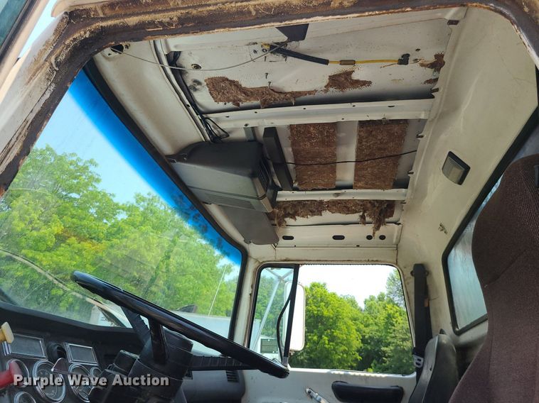 image for item MO9870 1997 Ford LTS9000  crane truck