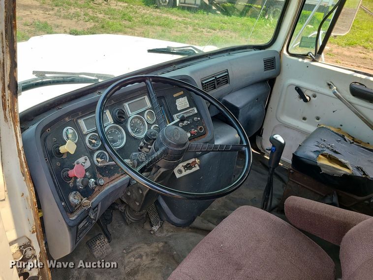 image for item MO9870 1997 Ford LTS9000  crane truck