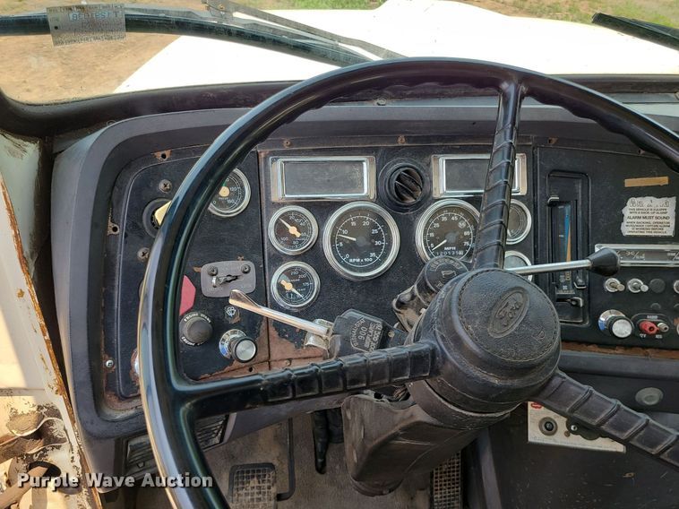 image for item MO9870 1997 Ford LTS9000  crane truck