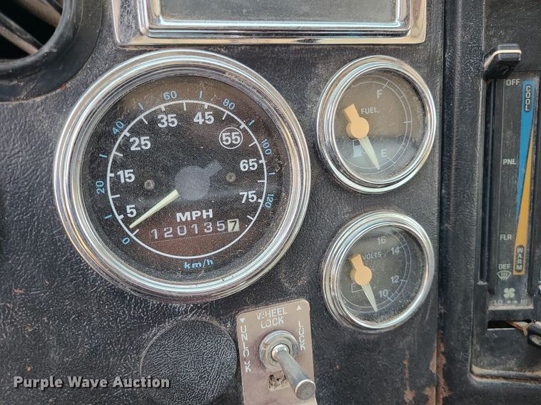 image for item MO9870 1997 Ford LTS9000  crane truck