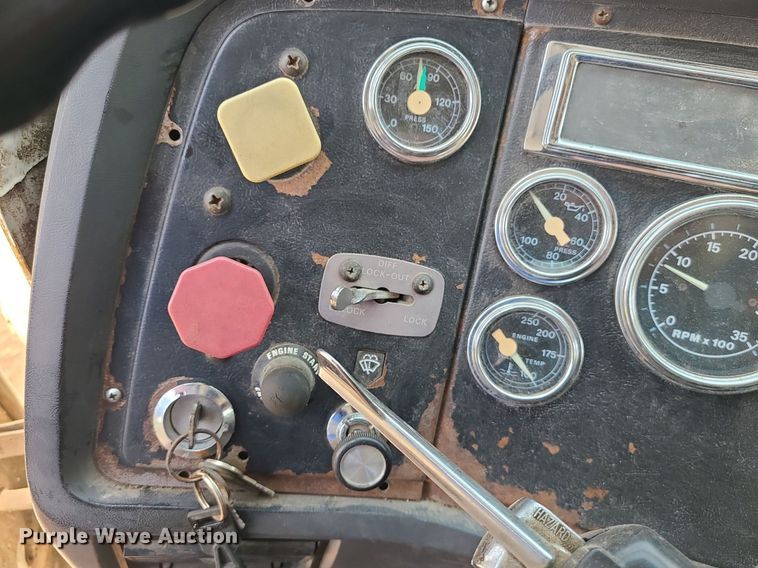 image for item MO9870 1997 Ford LTS9000  crane truck