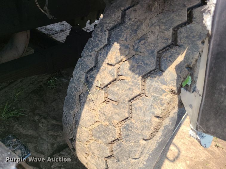 image for item MO9870 1997 Ford LTS9000  crane truck