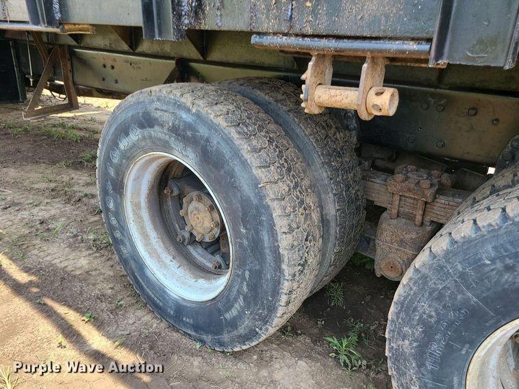 image for item MO9870 1997 Ford LTS9000  crane truck