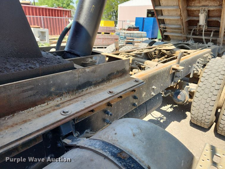 image for item MW9735 2000 Sterling L8513  dump truck