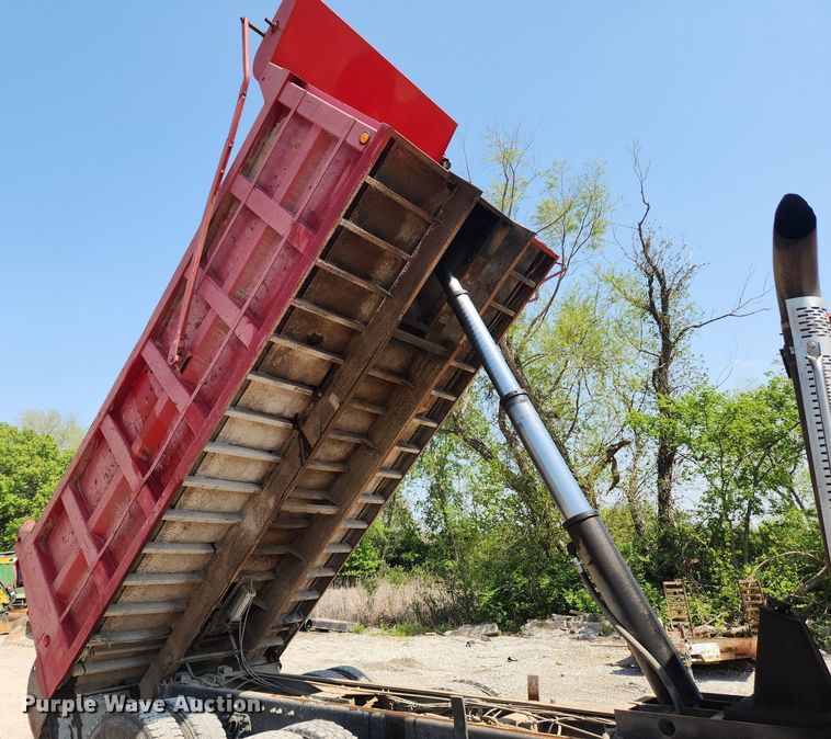 image for item MW9735 2000 Sterling L8513  dump truck