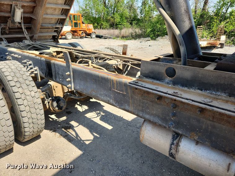 image for item MW9735 2000 Sterling L8513  dump truck