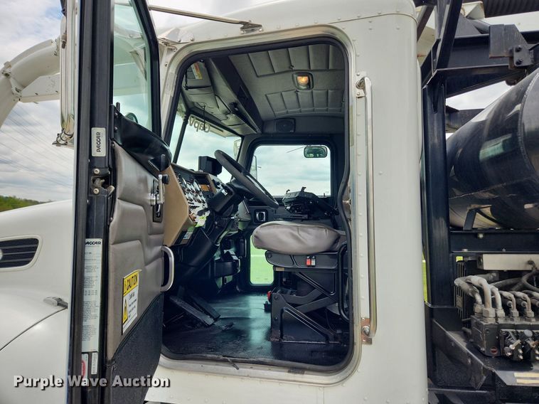 image for item MW9763 2009 Peterbilt 340  sewer jetter truck