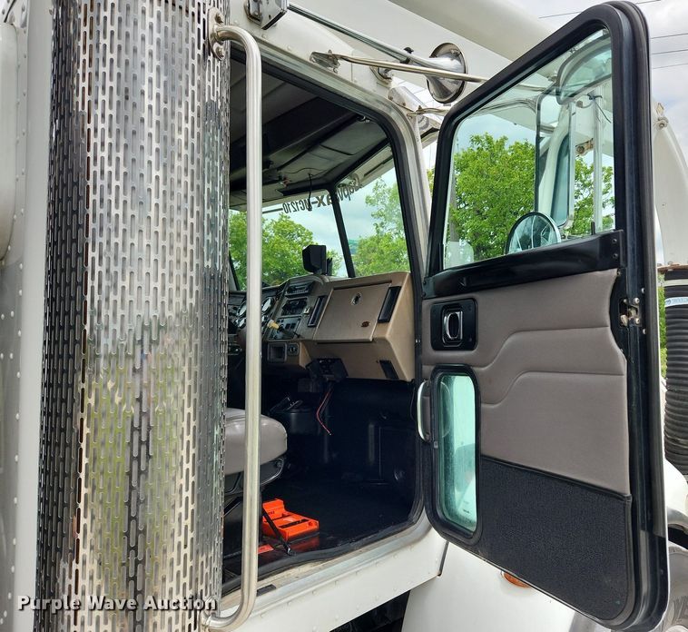 image for item MW9763 2009 Peterbilt 340  sewer jetter truck