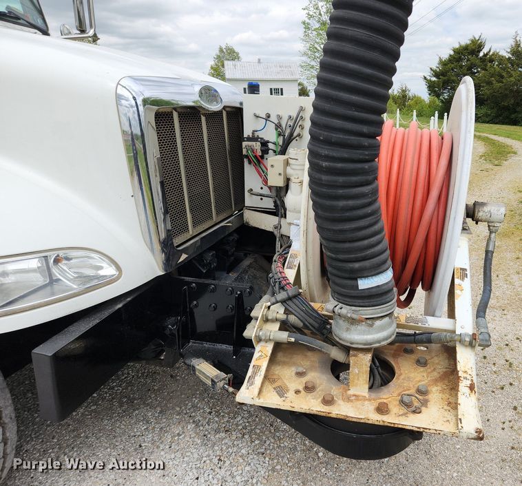 image for item MW9763 2009 Peterbilt 340  sewer jetter truck