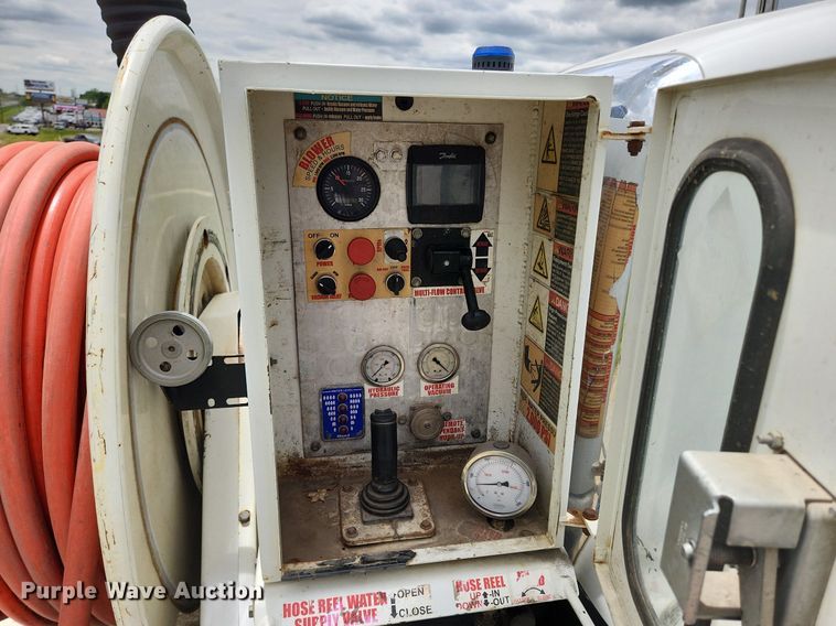 image for item MW9763 2009 Peterbilt 340  sewer jetter truck