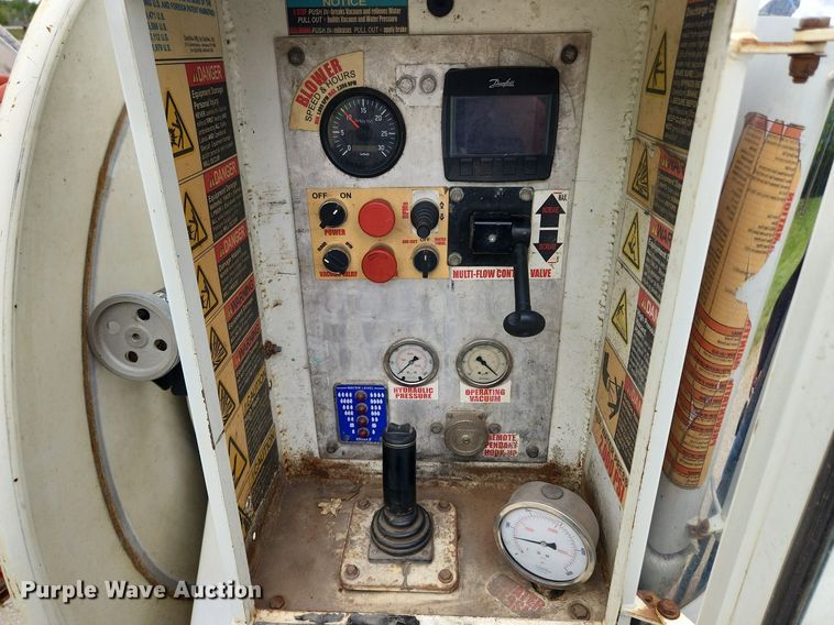 image for item MW9763 2009 Peterbilt 340  sewer jetter truck