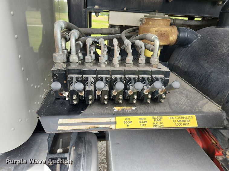 image for item MW9763 2009 Peterbilt 340  sewer jetter truck