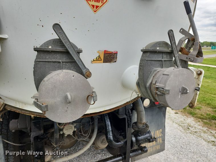 image for item MW9763 2009 Peterbilt 340  sewer jetter truck