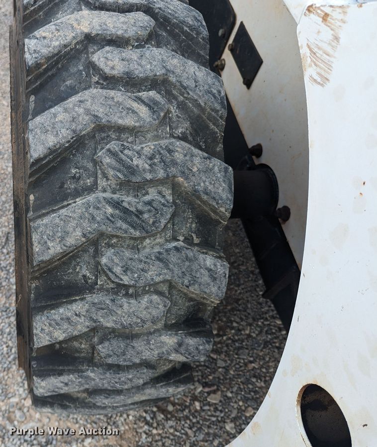 image for item MY9298 2001 Bobcat 763  skid steer loader