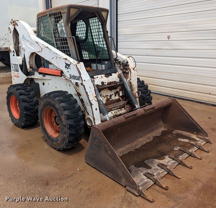 image for item MY9306 2004 Bobcat S300  skid steer loader
