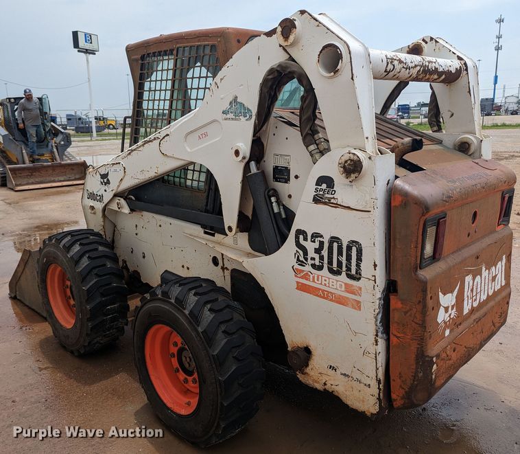 image for item MY9306 2004 Bobcat S300  skid steer loader