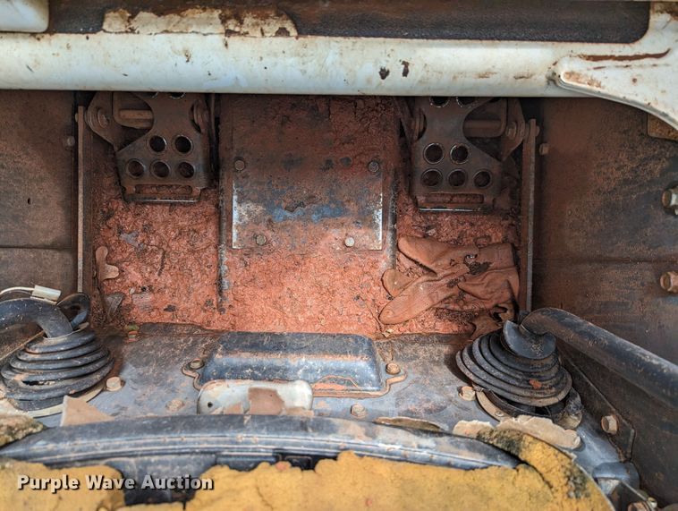 image for item MY9306 2004 Bobcat S300  skid steer loader