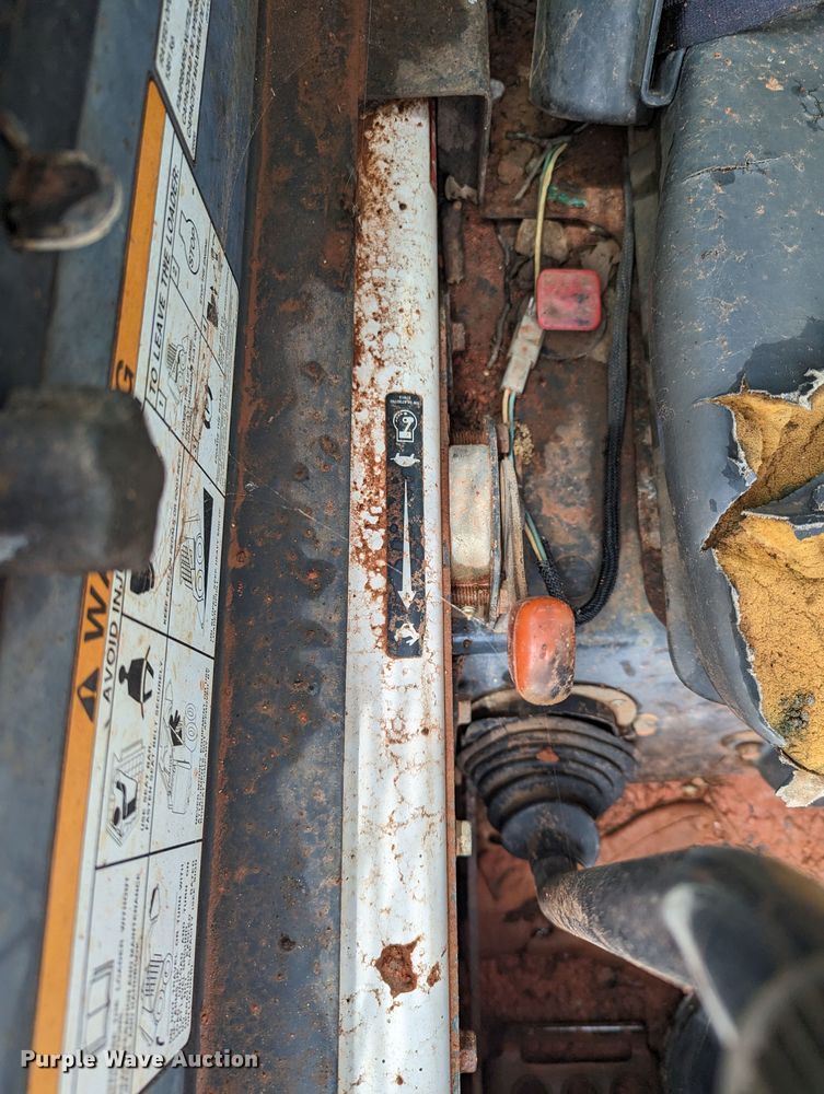 image for item MY9306 2004 Bobcat S300  skid steer loader