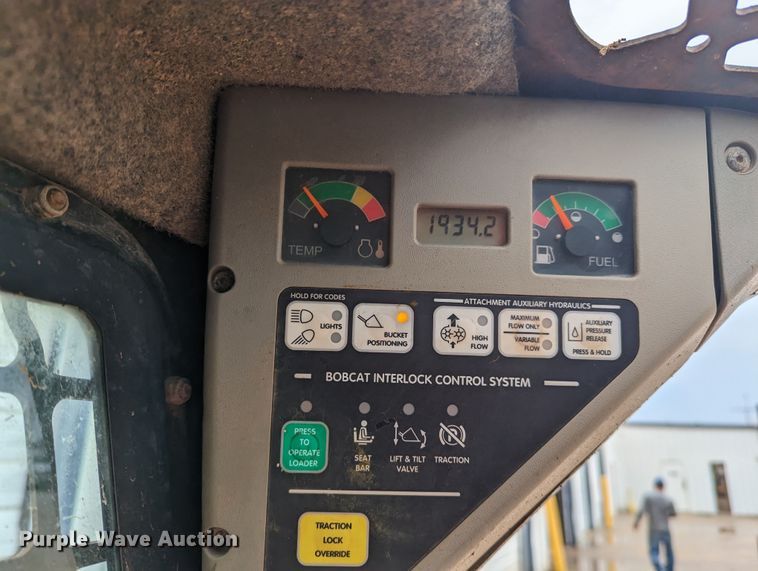 image for item MY9306 2004 Bobcat S300  skid steer loader