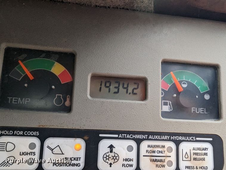 image for item MY9306 2004 Bobcat S300  skid steer loader