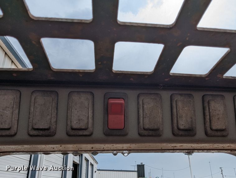 image for item MY9306 2004 Bobcat S300  skid steer loader