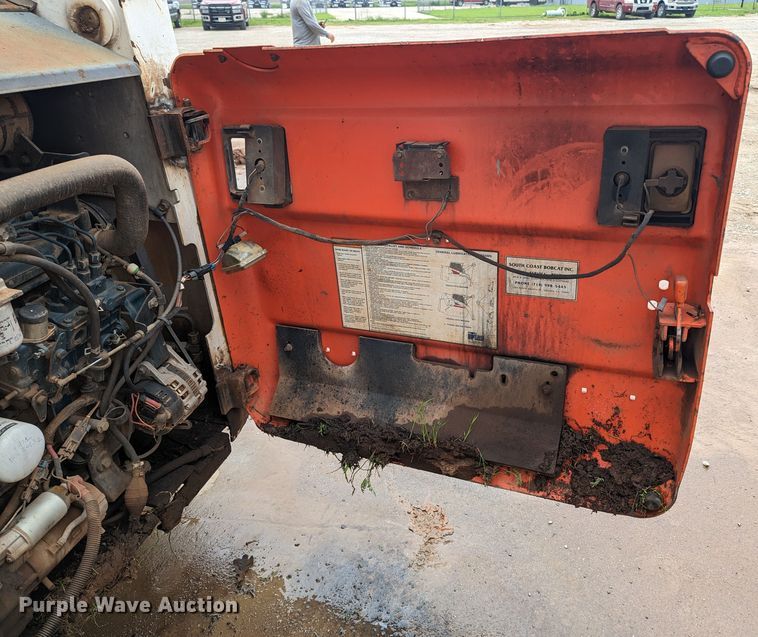 image for item MY9306 2004 Bobcat S300  skid steer loader