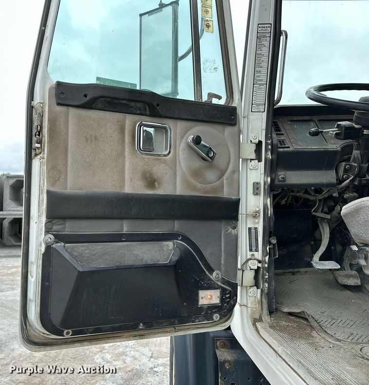 image for item OG9011 2000 Volvo WGM  ready mix truck