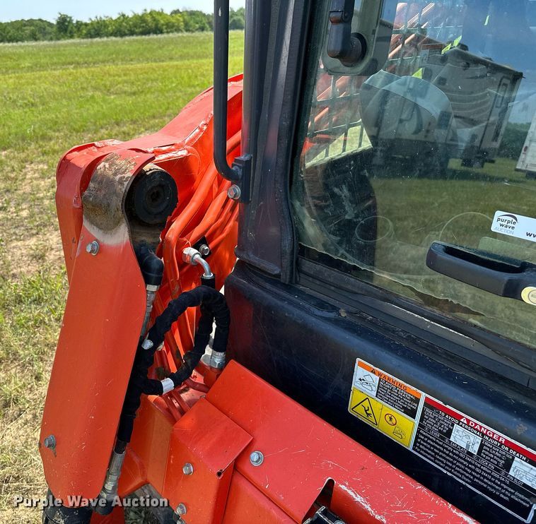 image for item OG9047 2019 Kubota SVL75-2  tracked skid steer loader