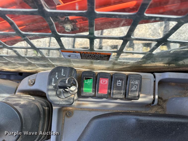 image for item OG9047 2019 Kubota SVL75-2  tracked skid steer loader