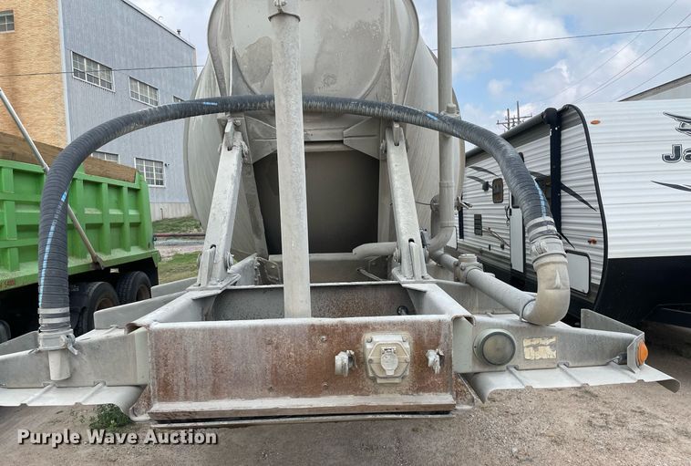 image for item DK4355 1994 Heil  pneumatic dry bulk trailer