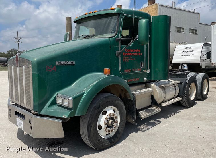 image for item DK4405 2005 Kenworth T800  semi truck