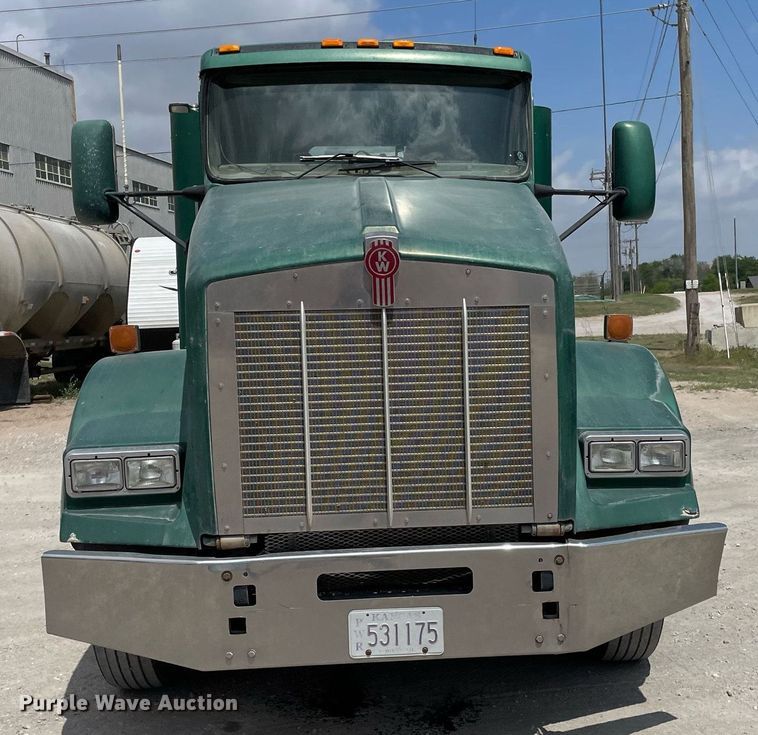 image for item DK4405 2005 Kenworth T800  semi truck