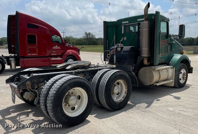 image for item DK4405 2005 Kenworth T800  semi truck