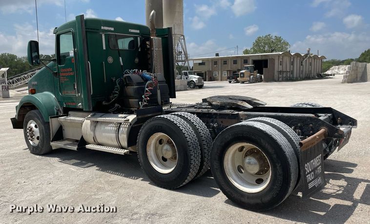 image for item DK4405 2005 Kenworth T800  semi truck