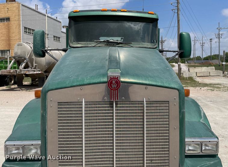 image for item DK4405 2005 Kenworth T800  semi truck
