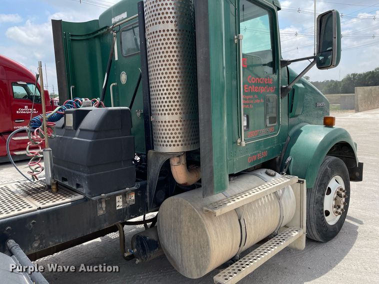 image for item DK4405 2005 Kenworth T800  semi truck