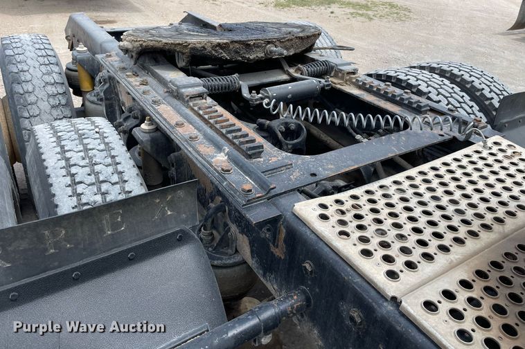 image for item DK4405 2005 Kenworth T800  semi truck