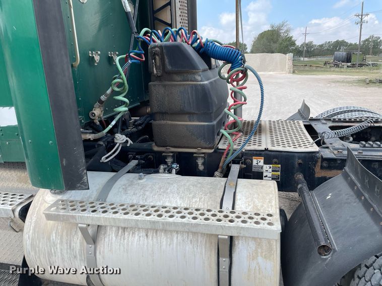 image for item DK4405 2005 Kenworth T800  semi truck