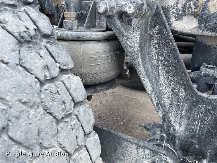 image for item DK4405 2005 Kenworth T800  semi truck