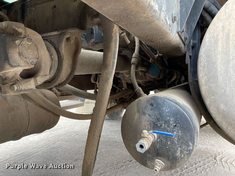 image for item DK4405 2005 Kenworth T800  semi truck