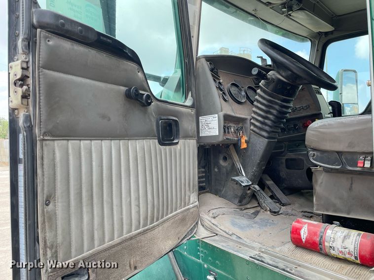 image for item DK4405 2005 Kenworth T800  semi truck