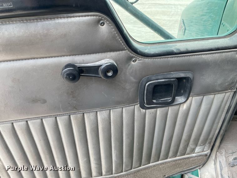 image for item DK4405 2005 Kenworth T800  semi truck