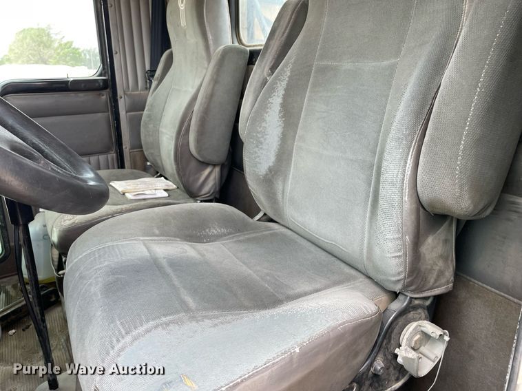 image for item DK4405 2005 Kenworth T800  semi truck