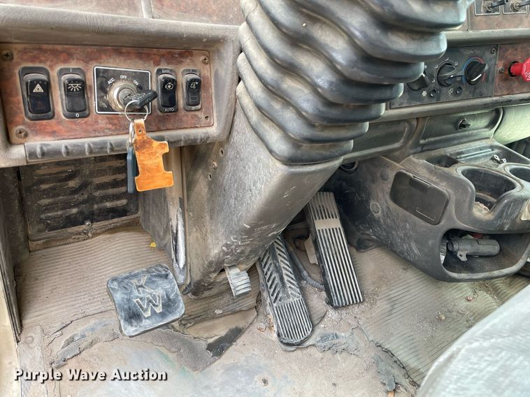 image for item DK4405 2005 Kenworth T800  semi truck