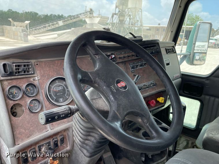 image for item DK4405 2005 Kenworth T800  semi truck