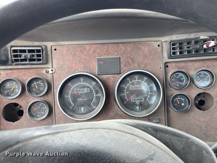 image for item DK4405 2005 Kenworth T800  semi truck