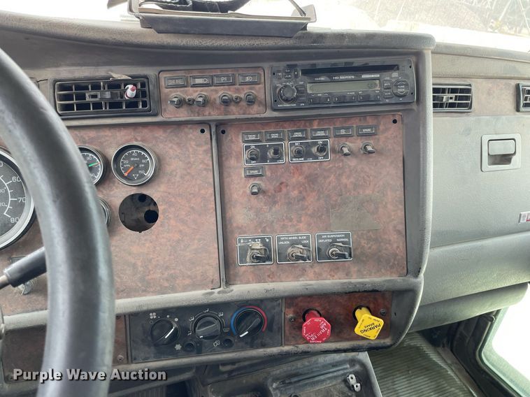 image for item DK4405 2005 Kenworth T800  semi truck