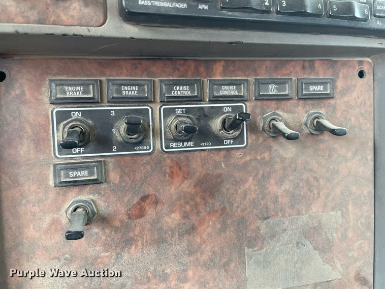 image for item DK4405 2005 Kenworth T800  semi truck