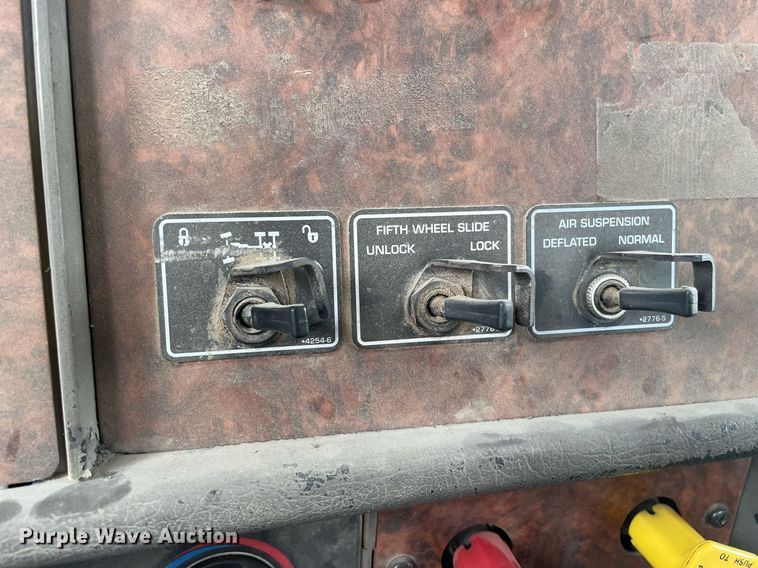 image for item DK4405 2005 Kenworth T800  semi truck