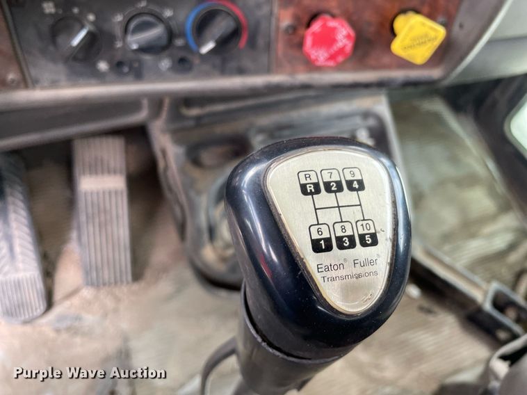 image for item DK4405 2005 Kenworth T800  semi truck